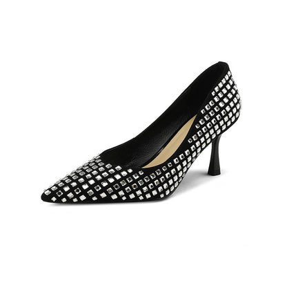 Tacones altos pequeños de piel de oveja francesa con punta y tacón fino y diamantes de imitación negros